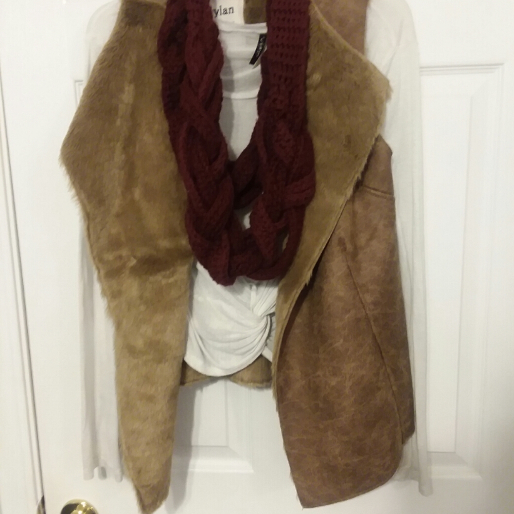 Cropped white long sleeve shirt w/ sherpa vest